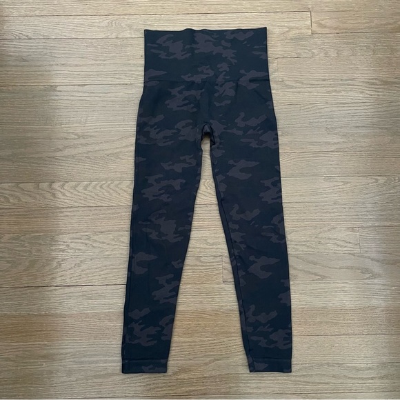 SPANX Black Camo Look At Me Now Seamless Leggings Size Small - Picture 2 of 10